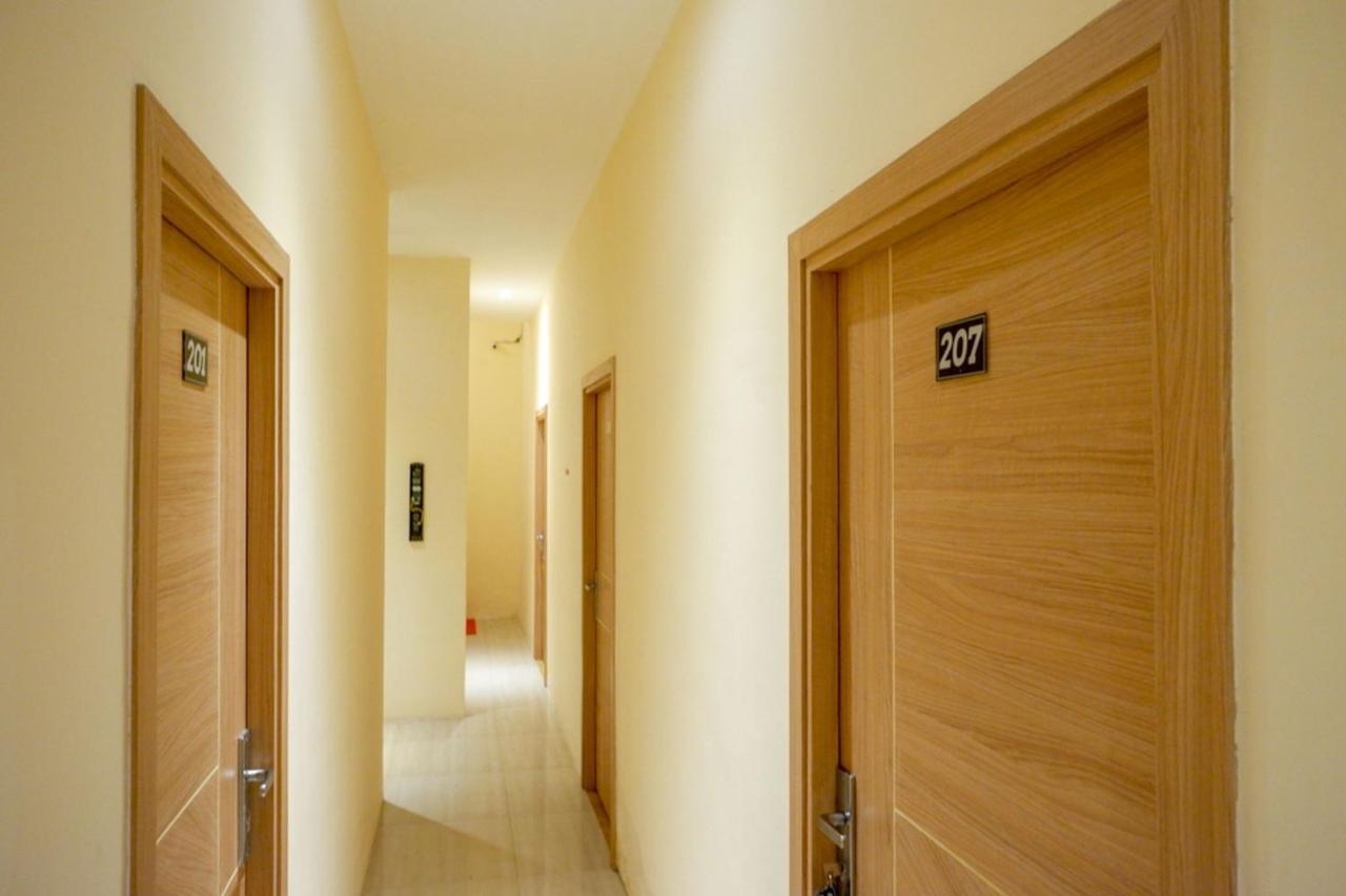 Reddoorz Plus @ Losari Macasar Exterior foto
