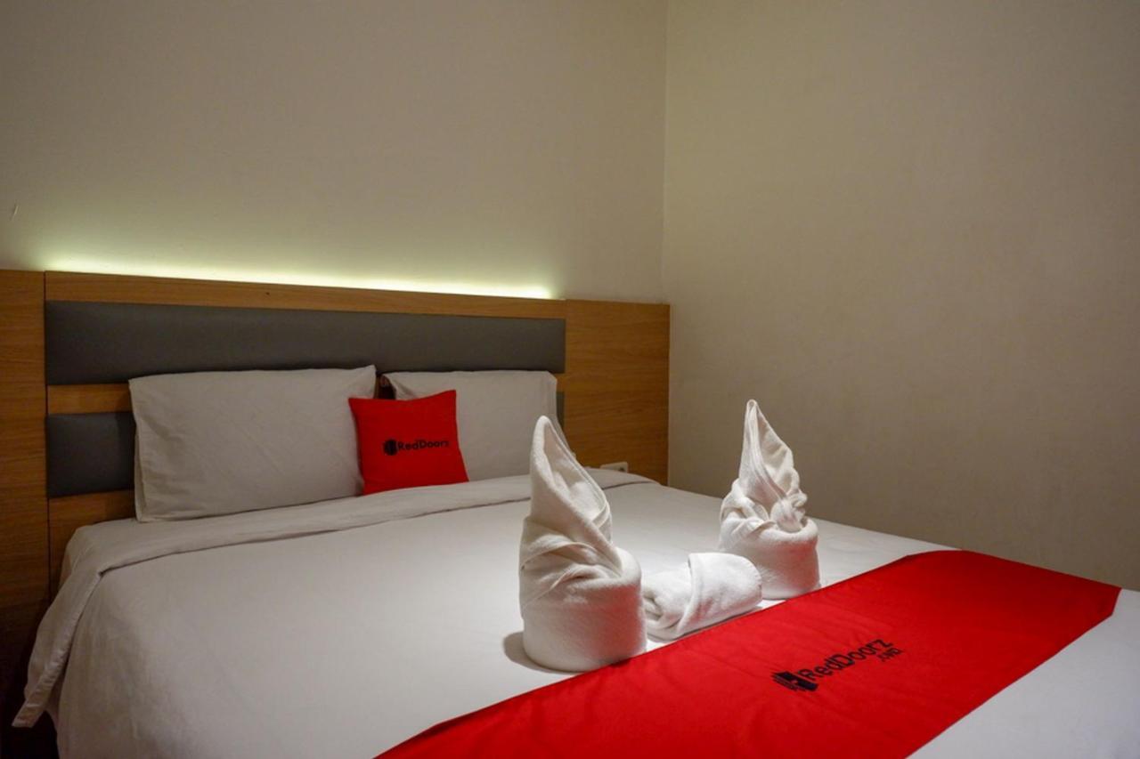 Reddoorz Plus @ Losari Macasar Exterior foto